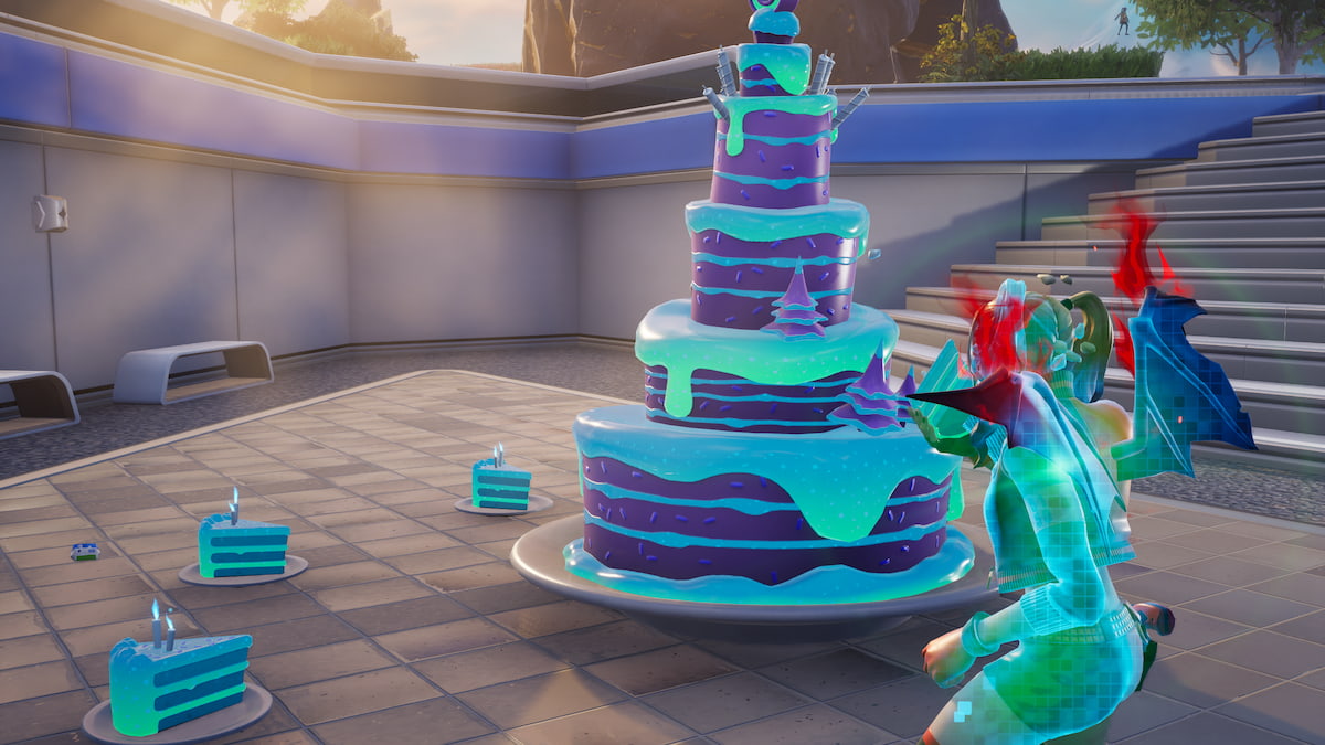 Comer pastel de cumpleaños azul en Fortnite