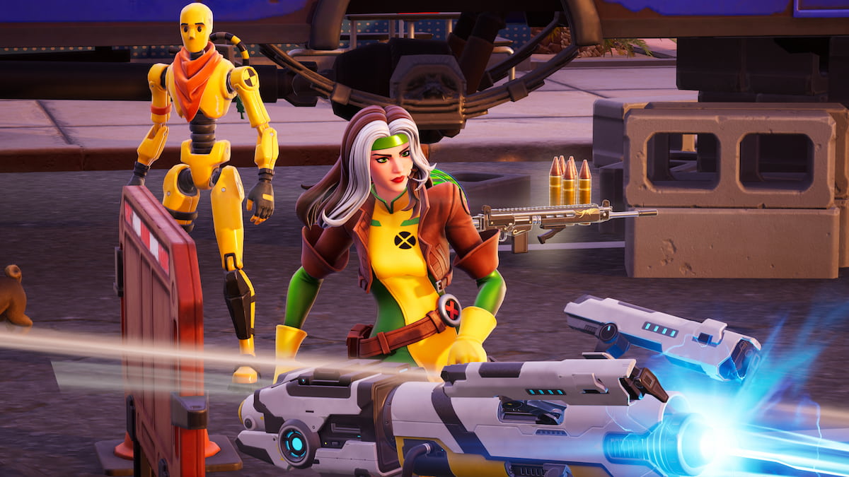 Disparando una pistola relámpago junto al muñeco en fortnite