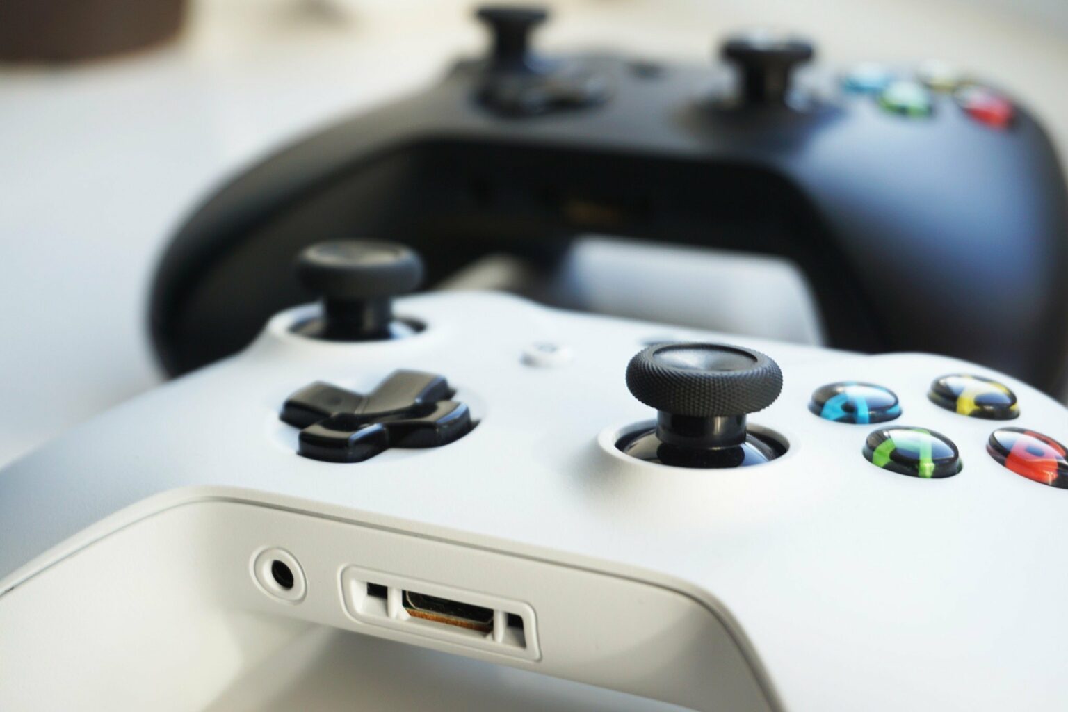 How To Sync An Xbox One Controller To Your Console - Prima Games