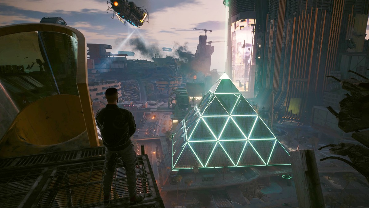 V overlooking a Pyramid-shaped building in Night City in Cyberpunk 2077