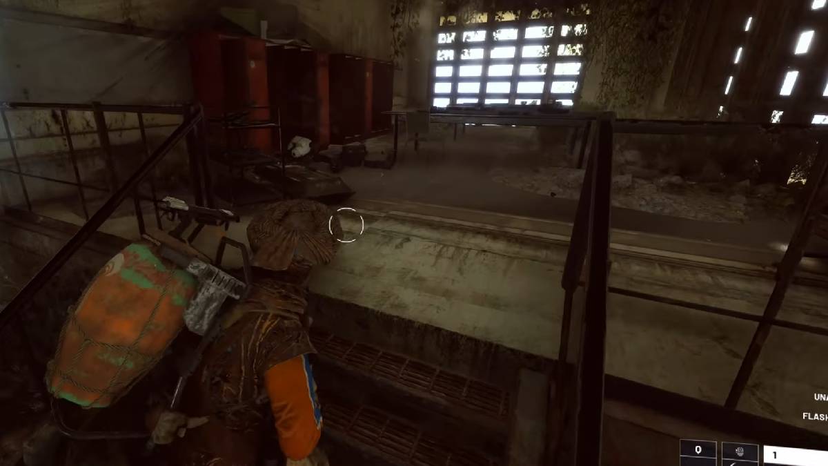Interior de la sala del centro de control de la presa ARC Raiders con caja de armas y casilleros rojos