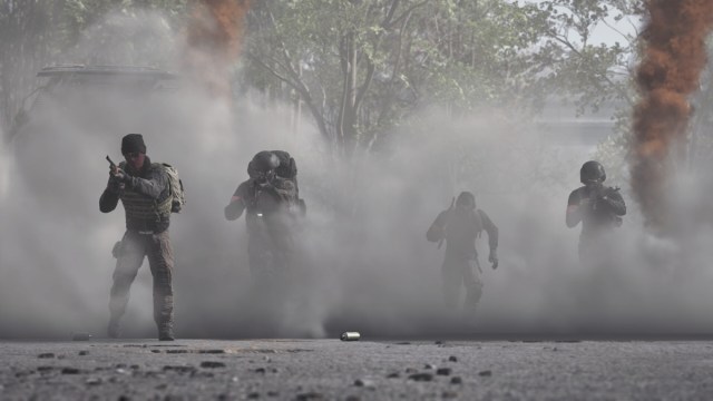 A squad in smoke in WARDOGS