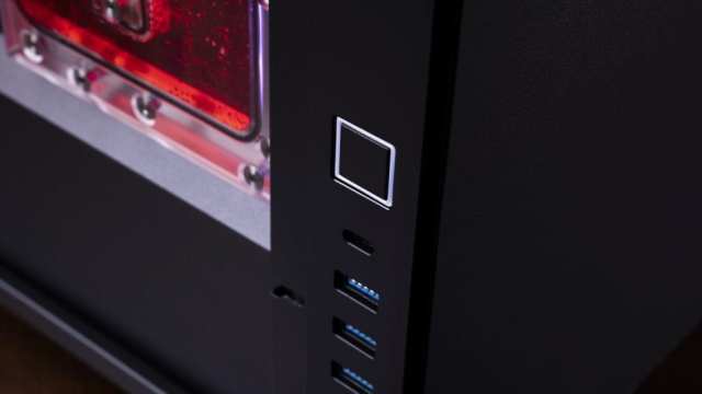Maingear Vybe Side Ports